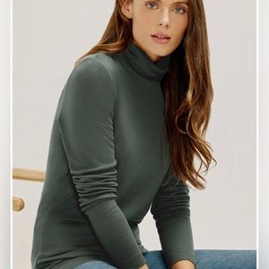 Beautiful THREE DOTA RIBBED turtleneck
